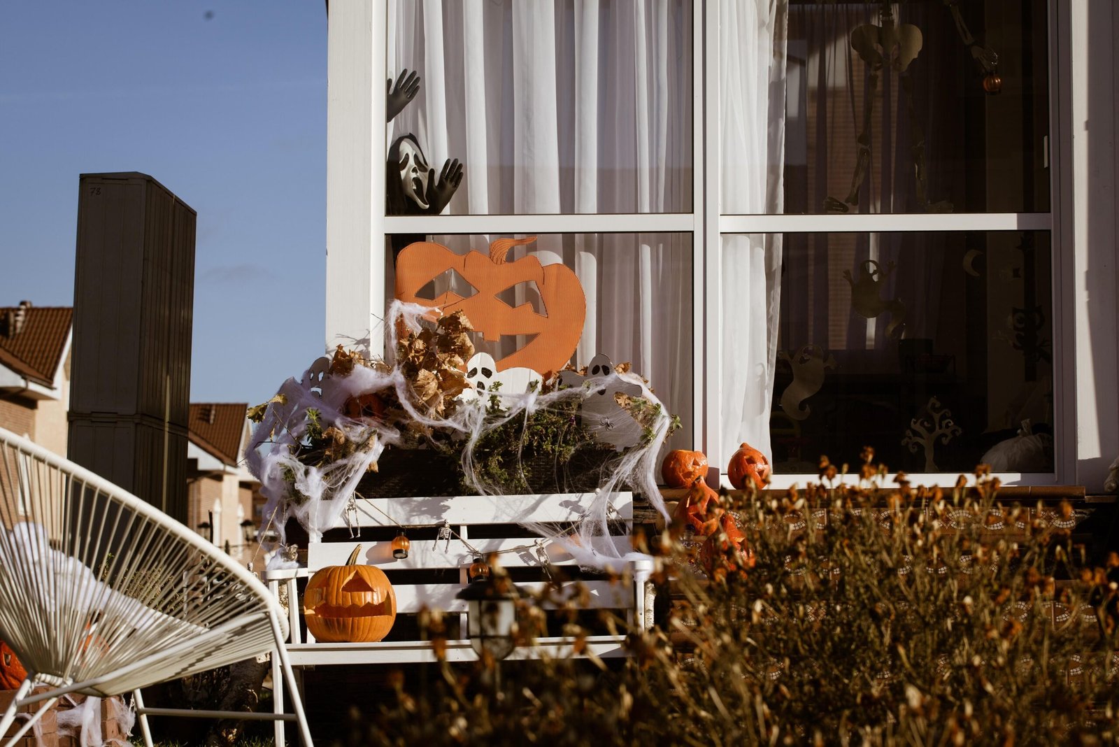 Halloween Decorating: 4 Foolproof, Damage-Free Zones to Style 1 Halloween decorating window and porch display with pumpkins